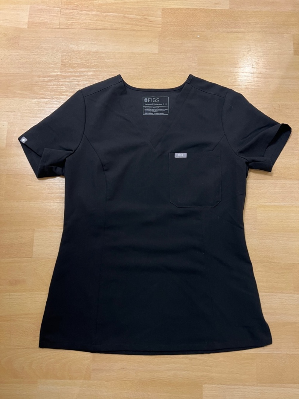 FIGS Catarina One Pocket Slim Scrub Top - black.